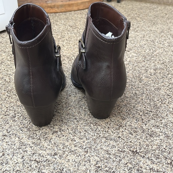 Women’s Size 7.5 M  Ankle Boots heel Bootie Brown Casual - Picture 4 of 9